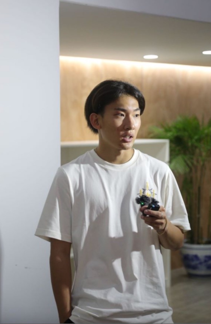 蘇翊鳴接受媒體采訪。