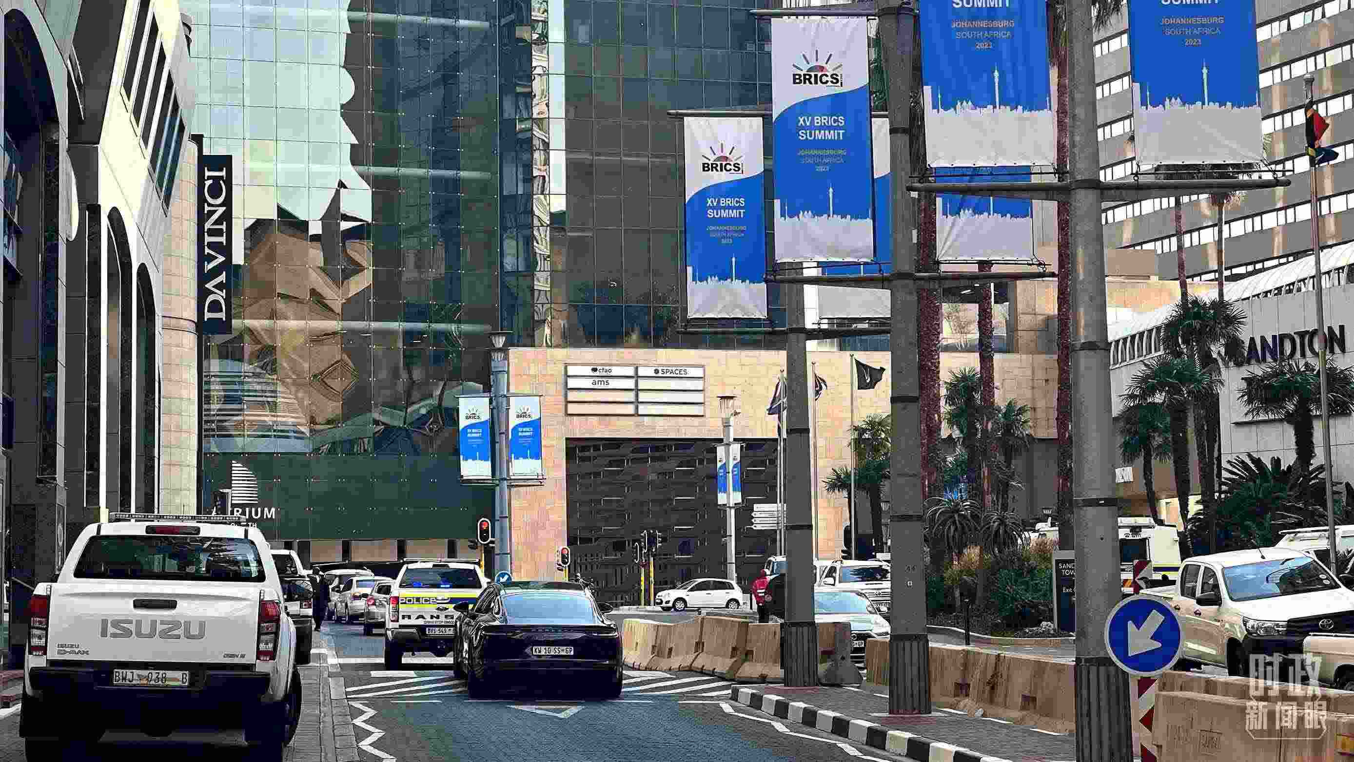 △約翰內斯堡街頭的金磚元素。（總臺央視記者程鋮拍攝）