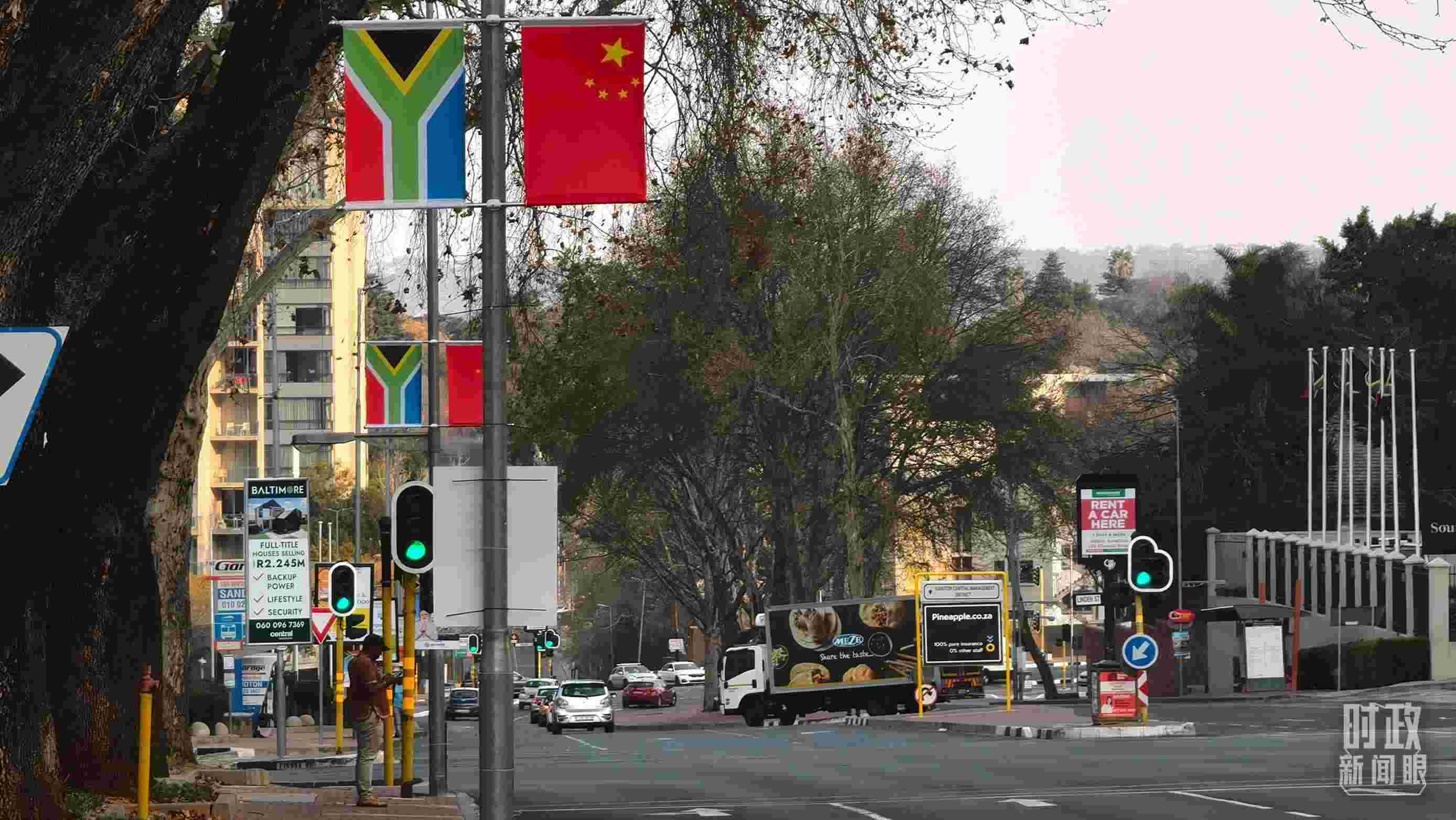△約翰內斯堡街道兩側懸掛的中國國旗。（總臺央視記者韓銳拍攝）