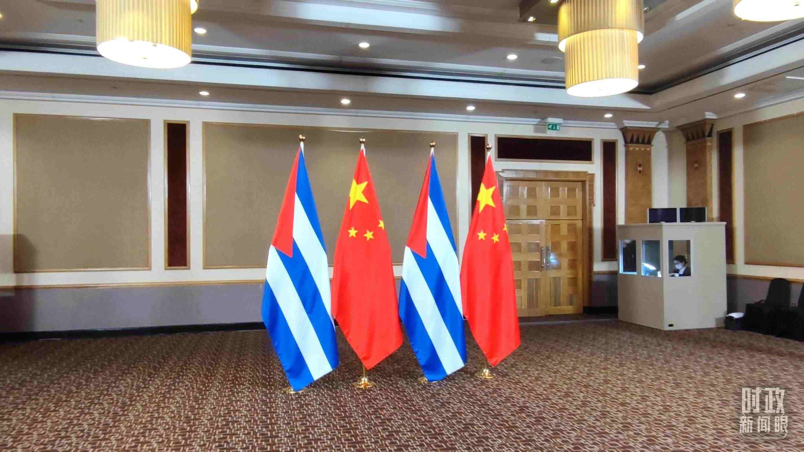 △會見現場的中古兩國國旗。（總臺央視記者耿小龍拍攝）