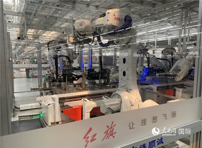 一汽—紅旗繁榮工廠內(nèi)的智能機(jī)器人。人民網(wǎng) 宋歌攝