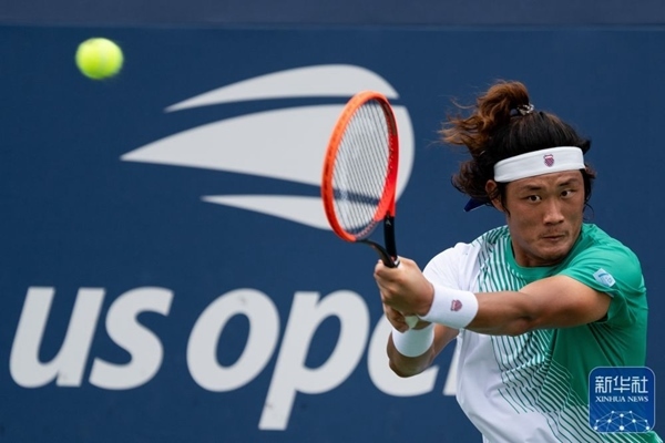 張之臻在比賽中回球。新華社記者 劉杰 攝