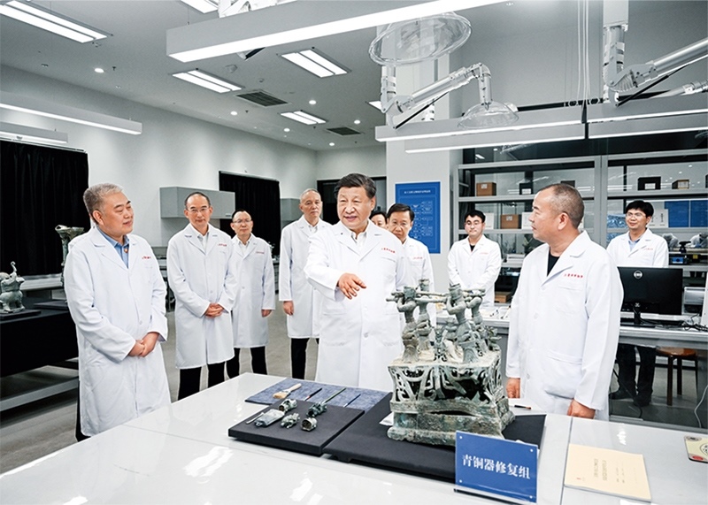 2023年7月25日至27日，中共中央總書記、國家主席、中央軍委主席習近平在四川考察。這是26日下午，習近平在位于德陽市廣漢市的三星堆博物館文物保護與修復館，同現(xiàn)場工作人員親切交流。 新華社記者 謝環(huán)馳/攝