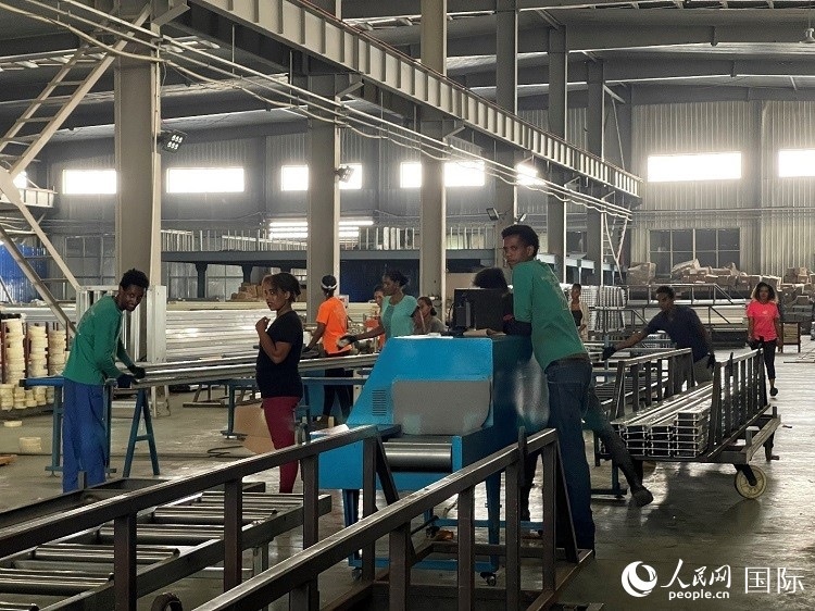 東方工業(yè)園華嘉鋁業(yè)生產(chǎn)車間。人民網(wǎng)記者 趙艷紅攝