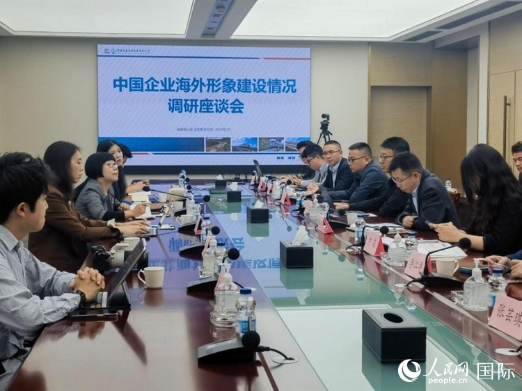 埃塞俄比亞中國(guó)商會(huì)企業(yè)代表與人民網(wǎng)記者座談。人民網(wǎng)記者 劉寧攝