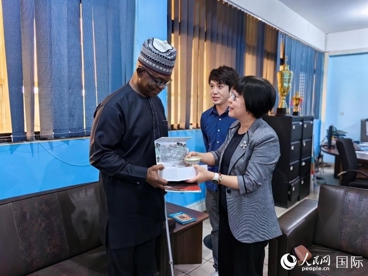 人民網(wǎng)監(jiān)事會(huì)主席唐維紅（右一）帶隊(duì)訪問(wèn)尼日利亞通訊社，與該社總裁布克·龐勒（左一）交流。人民網(wǎng)記者 陳星星攝
