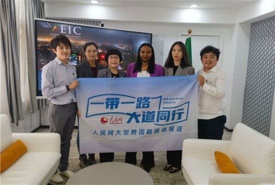 埃塞俄比亞投資委主任萊利斯（右三）、萬巧云（左二）與人民網(wǎng)記者合影。