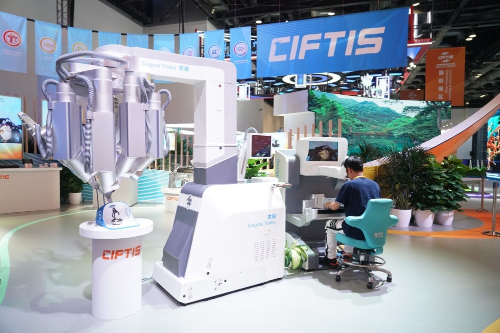 這是9月1日在國家會議中心拍攝的一款單孔腔鏡手術(shù)機器人。新華社記者 任超 攝