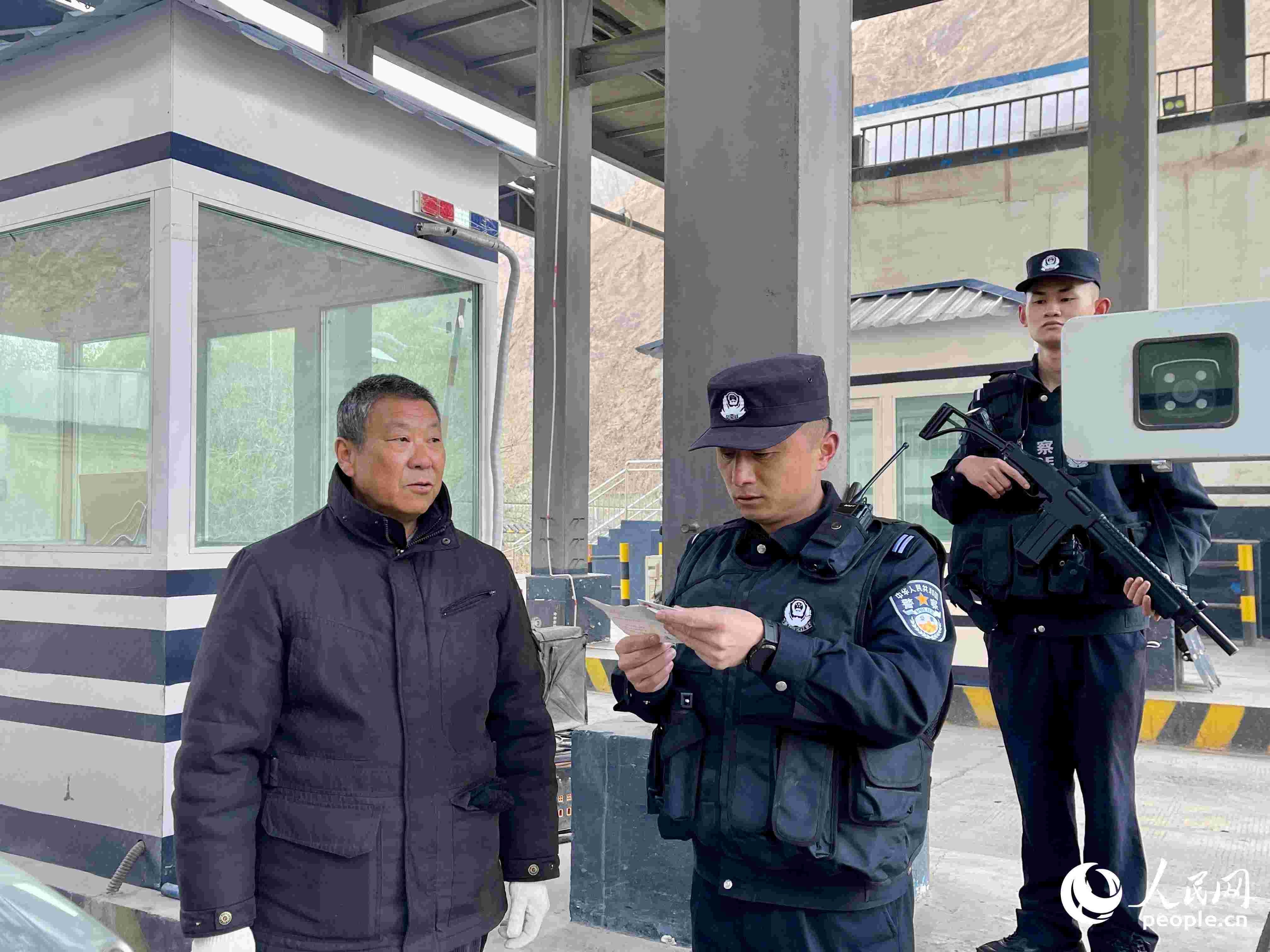 2023年5月10日，在庫地邊境檢查站，陳暢核對進(jìn)出邊境管理區(qū)人員信息。人民網(wǎng) 周靜圓攝