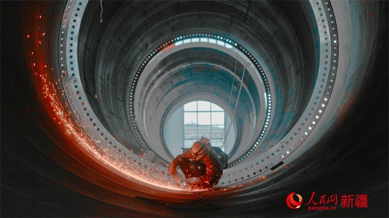 中國水利水電四局（塔城）裝備制造基地，工人們正在開展作業(yè)。 人民網(wǎng) 李欣洋攝