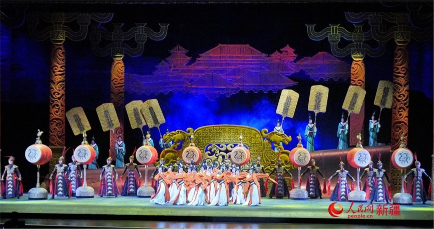 第六屆中國新疆國際民族舞蹈節(jié)開幕式上演出的歷史題材舞劇《張騫》。 人民網(wǎng) 李欣洋攝