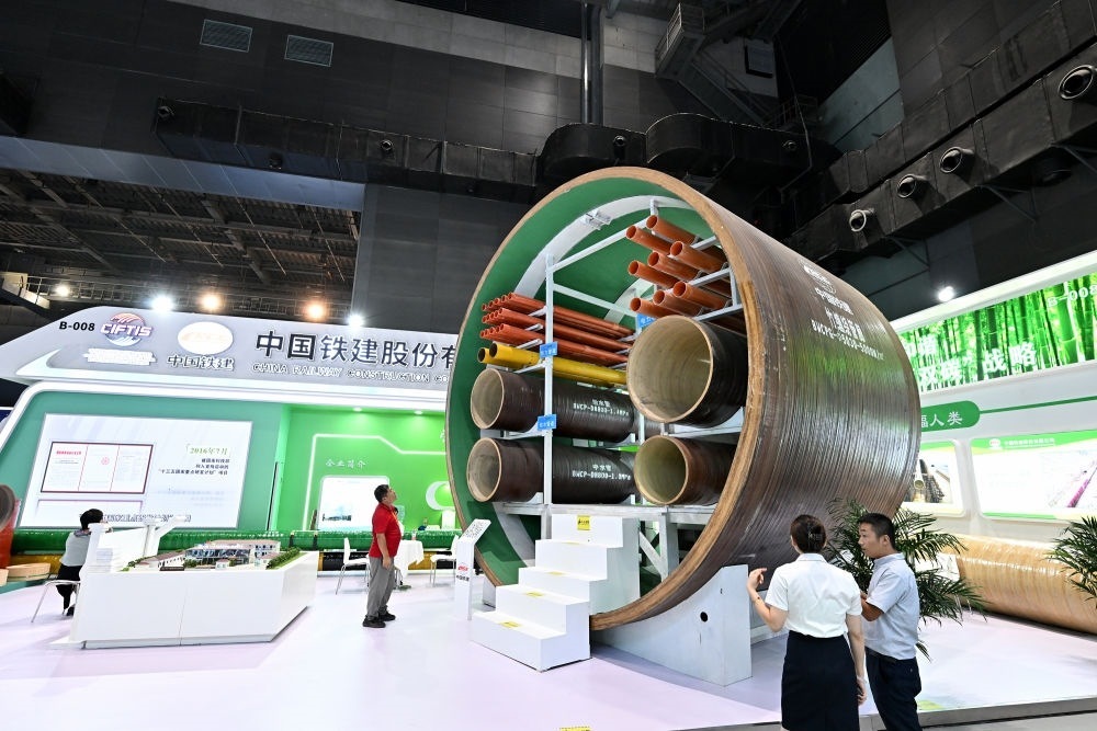 9月2日，在國家體育館舉行的服貿(mào)會環(huán)境服務(wù)專題展上，客商在中國鐵建展位竹纏繞管廊旁了解信息。新華社記者 李鑫 攝