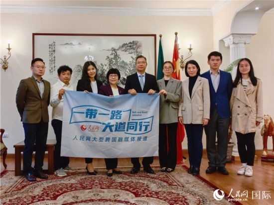 胡長(zhǎng)春大使、駐非盟使團(tuán)工作人員與人民網(wǎng)記者合影。