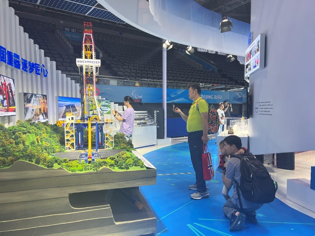 觀展群眾在國家體育館環(huán)境服務(wù)展區(qū)。人民網(wǎng) 歐陽易佳攝