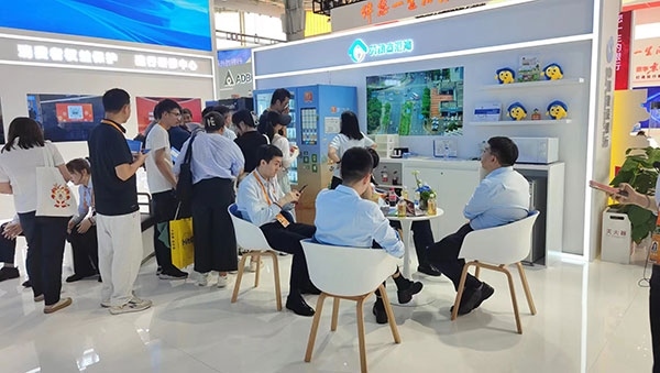 銀行機(jī)構(gòu)“勞動(dòng)者港灣”的服務(wù)理念，吸引觀展群眾上前咨詢。人民網(wǎng)記者 李彤?dāng)z