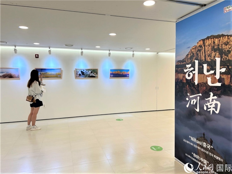 2.民眾參觀“看九曲黃河 聽華夏故事”主題展。人民網(wǎng)記者 馬菲攝