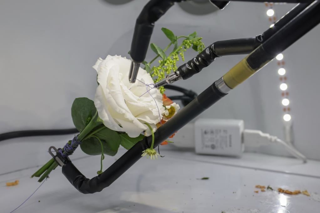 9月4日，在服貿(mào)會首鋼園區(qū)北京友誼醫(yī)院展臺，圖邁單臂腔鏡手術(shù)機器人用手術(shù)線打結(jié)。新華社記者 張玉薇 攝