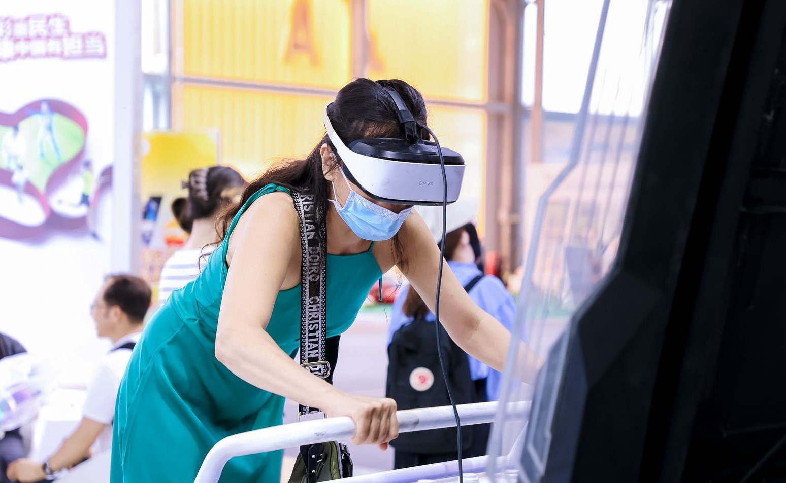 觀眾參與AI體驗(yàn)。圖片來源：中國(guó)國(guó)際服務(wù)貿(mào)易交易會(huì)