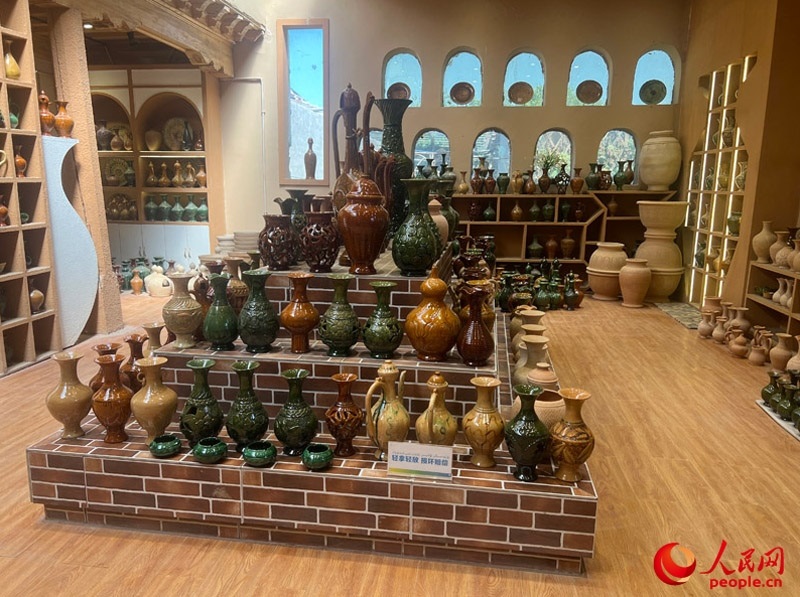土陶展覽館內(nèi)展示的精美土陶制品。人民網(wǎng)記者 常雪梅攝