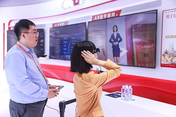 在工商銀行展臺(tái)，數(shù)字員工“工曉伴”與觀展游客互動(dòng)。受訪者供圖