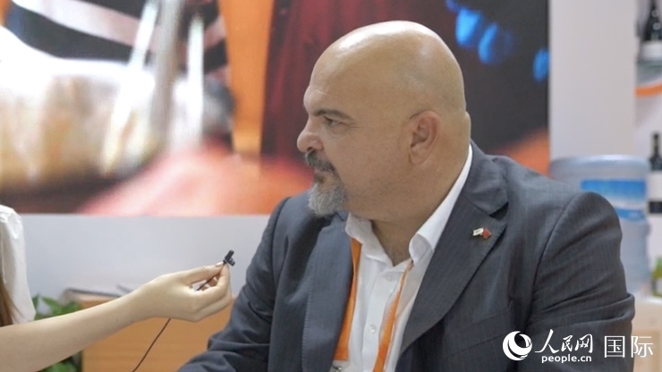 塞浦路斯首席經(jīng)濟商務參贊歐陽路接受記者采訪。人民網(wǎng) 王禹蘅攝