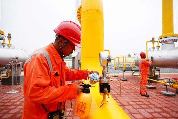 西氣東輸湖廣輸氣分公司員工在投產(chǎn)現(xiàn)場(chǎng)進(jìn)行天然氣驗(yàn)漏檢測(cè)。唐瑋峰攝