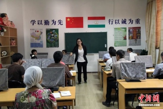 2014年，塔吉克斯坦國立民族大學(xué)的孔子學(xué)院內(nèi)，教師正在為塔吉克斯坦學(xué)生授課。田冰 攝
