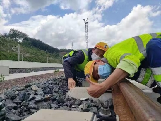 佟郎（左）正在檢修鐵路。受訪者供圖