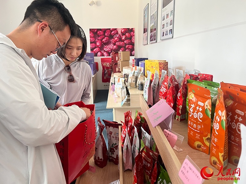 消費(fèi)者在選購(gòu)產(chǎn)品。人民網(wǎng)記者 常雪梅攝