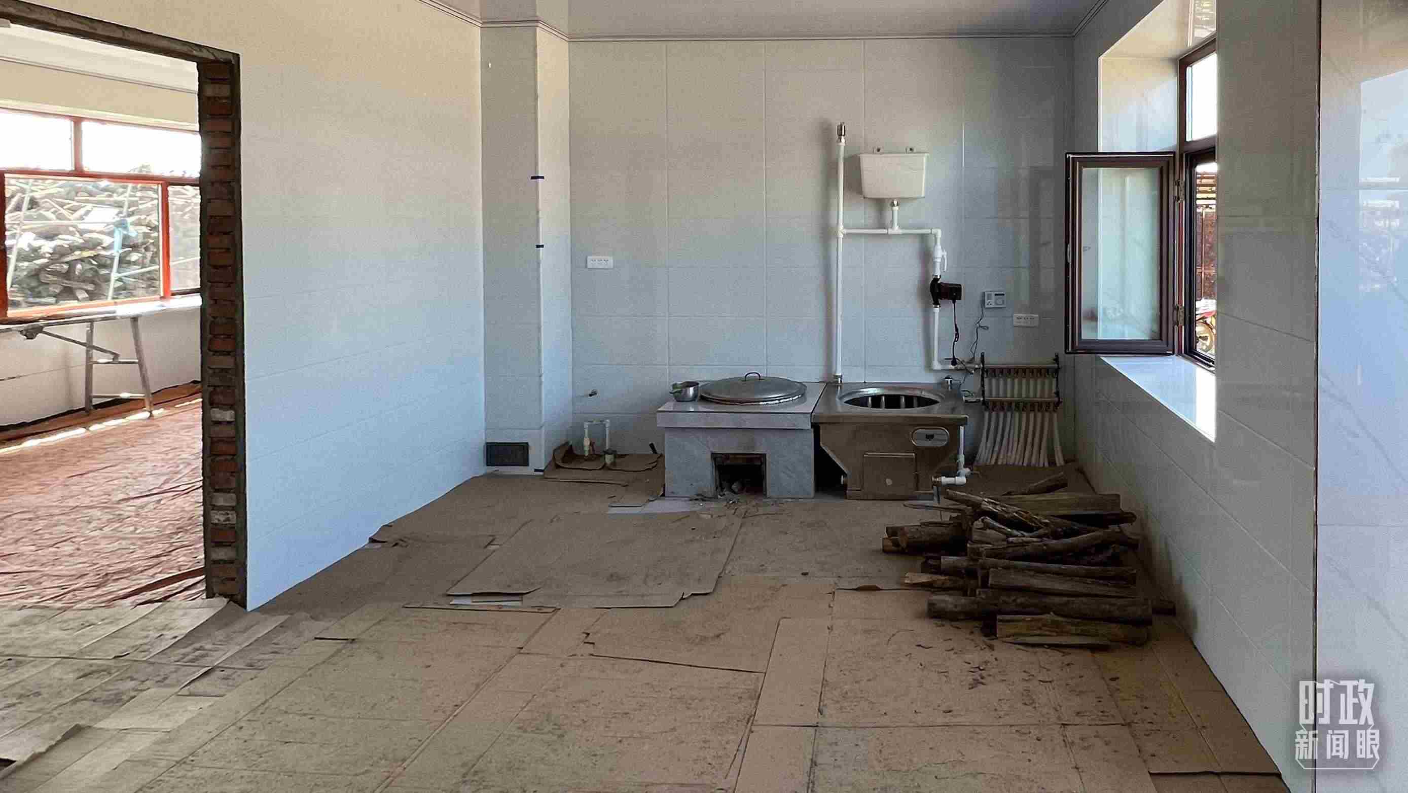 △龍王廟村內(nèi)，受災(zāi)房屋內(nèi)部正在進(jìn)行翻修。（總臺(tái)央視記者邢彬拍攝）