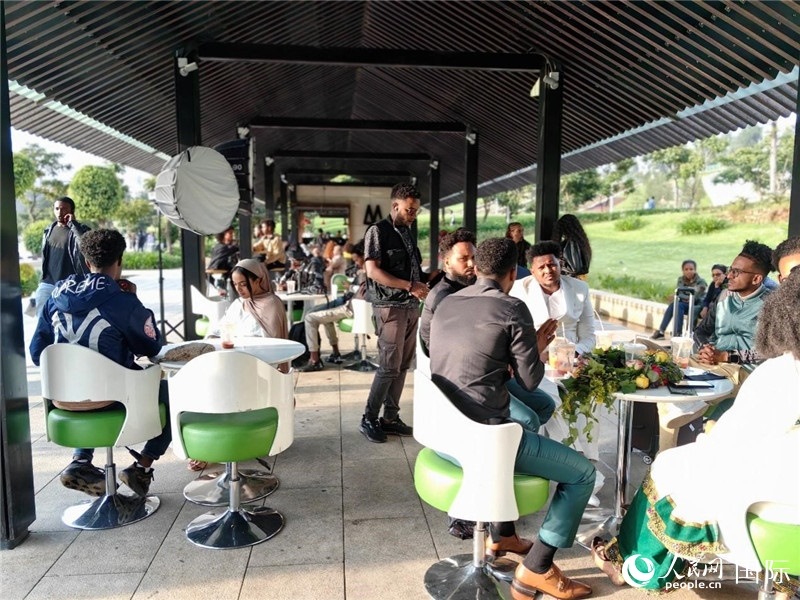 友誼廣場的果汁店一座難求。人民網(wǎng)記者 陳星星攝