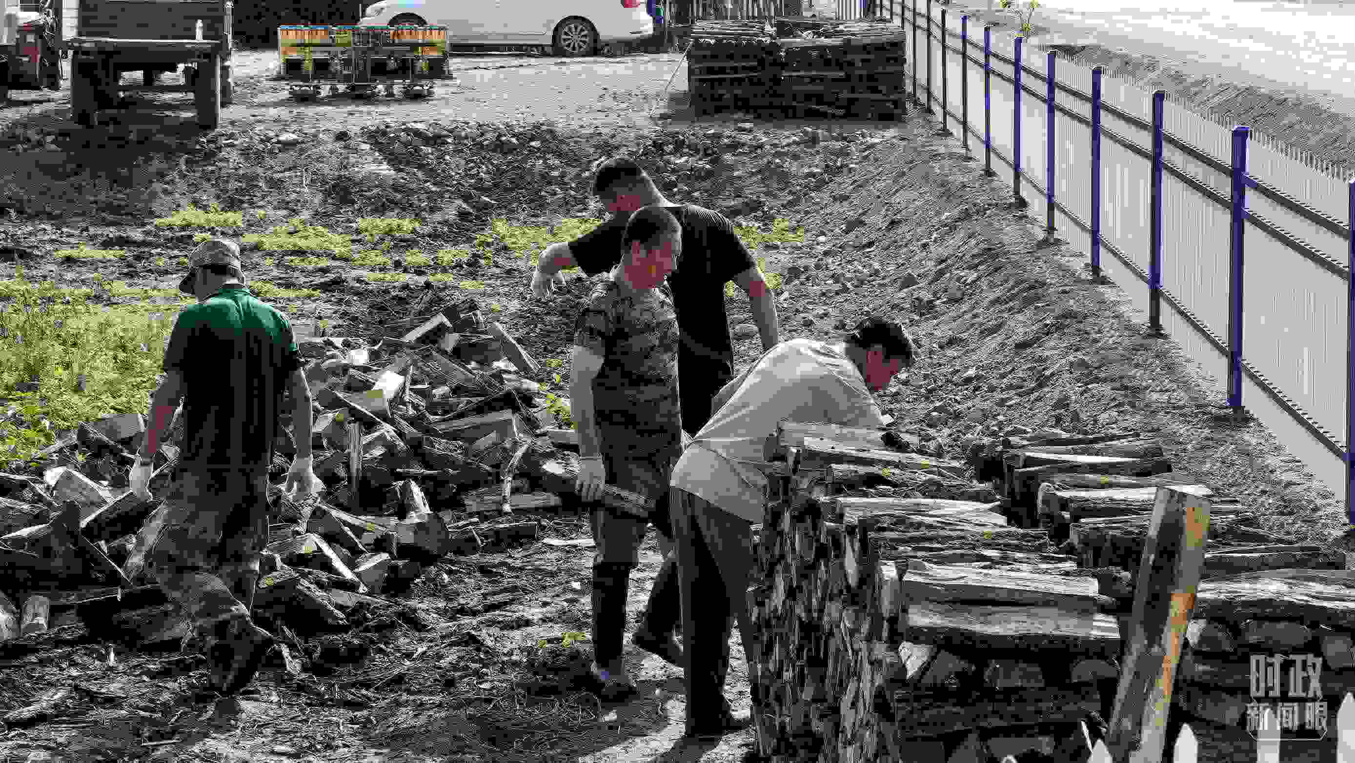 △村民正在整理家中被洪水沖垮的柴火垛。（總臺央廣記者潘毅拍攝）