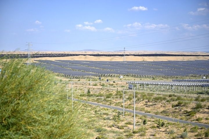 這是2023年8月24日拍攝的內(nèi)蒙古鄂爾多斯市達(dá)拉特光伏基地。新華社記者 賀書琛 攝