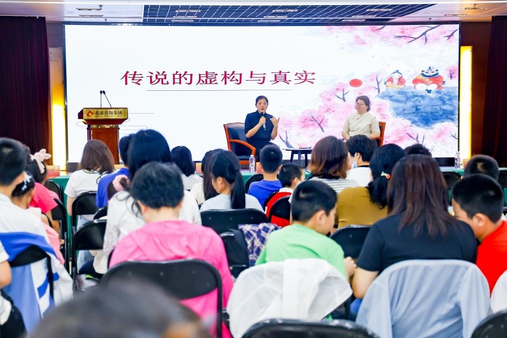 經(jīng)典閱讀進(jìn)社區(qū)——十月少年文學(xué)創(chuàng)享會(huì)走進(jìn)裕中東里。主辦方供圖