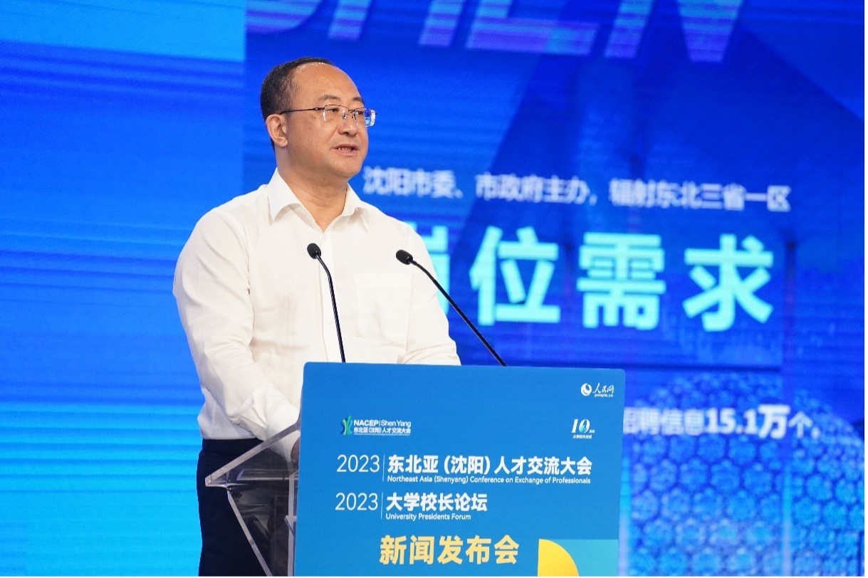 遼寧省沈陽(yáng)市人力資源和社會(huì)保障局黨組書(shū)記、局長(zhǎng)王志剛發(fā)布崗位需求和人才政策。人民網(wǎng)記者 馬天翼攝
