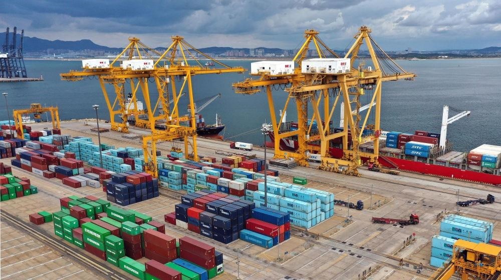 △在遼寧大連市遼寧港口集團大連港集裝箱碼頭，貨輪在裝卸集裝箱。