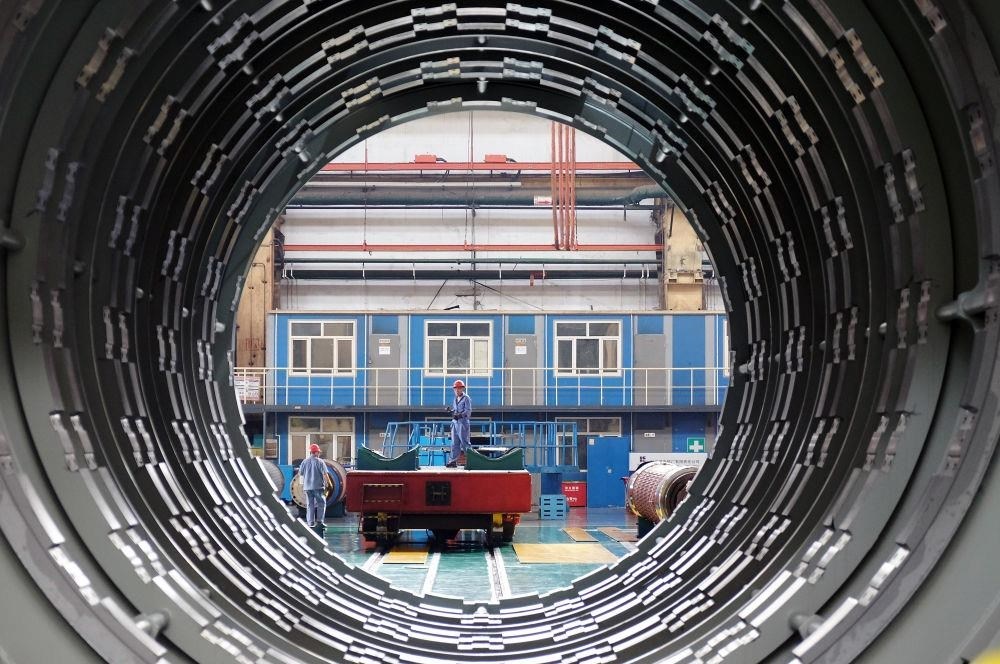 △2023年8月31日，工人在哈電集團哈爾濱電機廠有限責(zé)任公司的水電分廠重型車間作業(yè)。