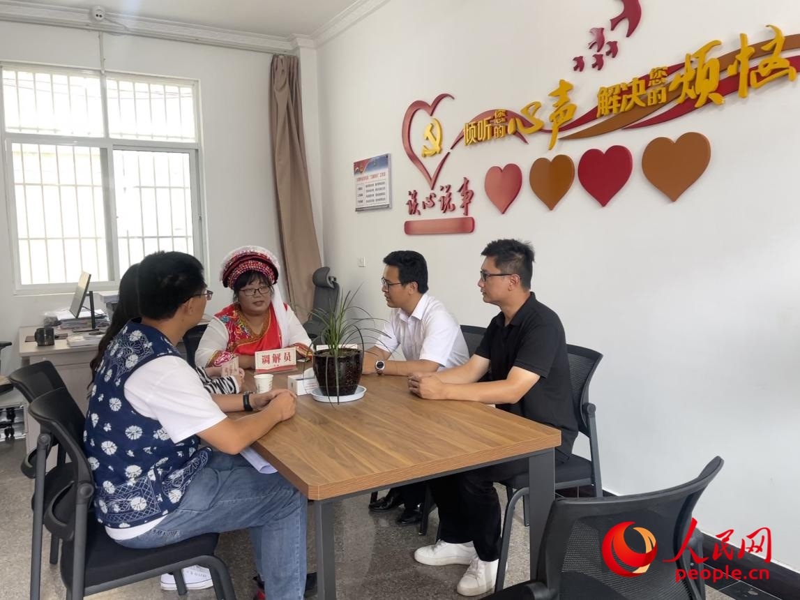 李雪娟（右三）和群眾交流。人民網(wǎng) 周靜圓攝