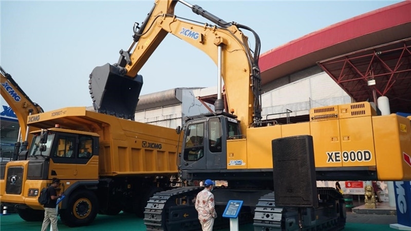徐工集團(tuán)展出的90噸礦用挖掘機(jī)與80噸自卸車。石偉攝影