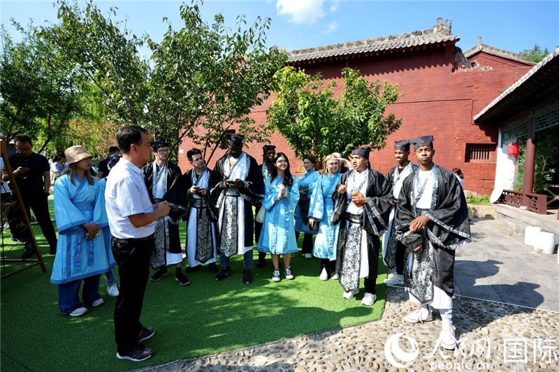 圖為選手們聽導游講解。人民網(wǎng) 盧鵬宇攝