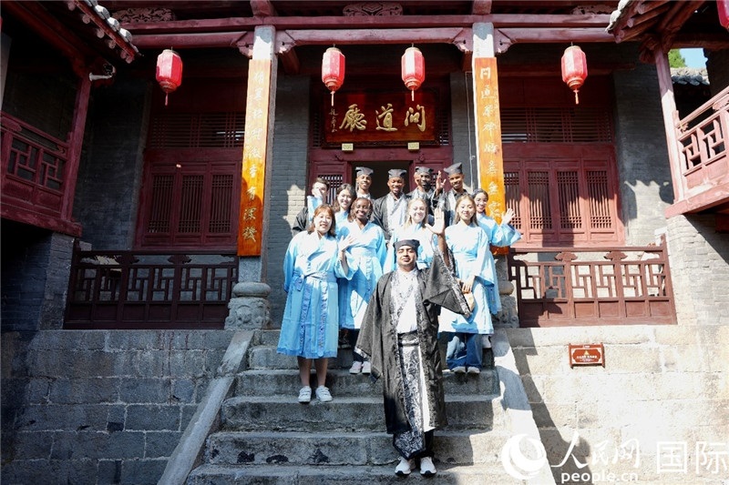 圖為選手們在海會書院內(nèi)合影留念。人民網(wǎng) 盧鵬宇攝