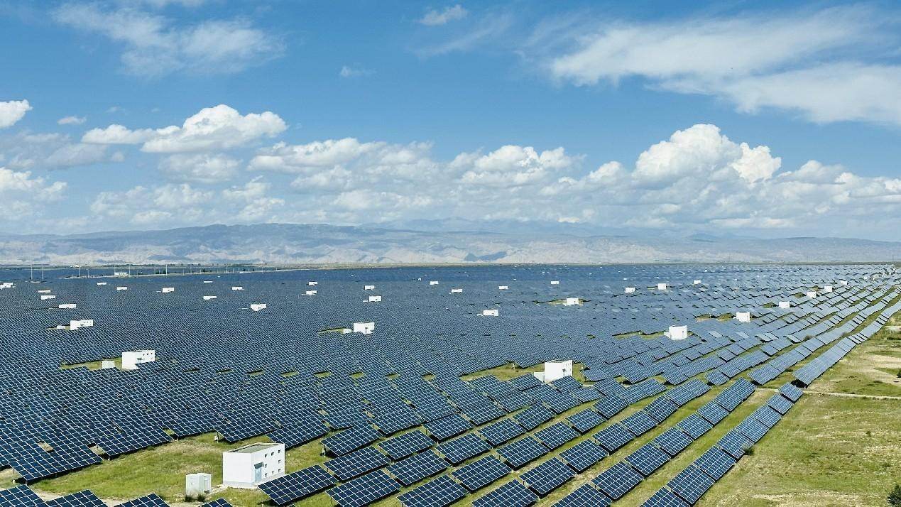 遠眺青海省海南州光伏發(fā)電園區(qū)。人民網(wǎng) 劉沛然攝