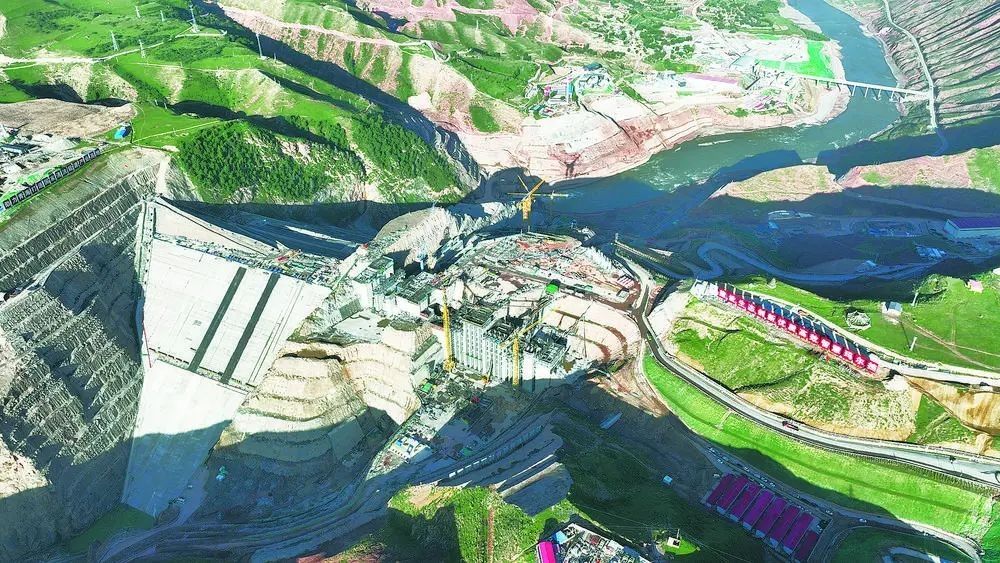 瑪爾擋水電站項目建設(shè)現(xiàn)場。國家能源集團青?，敔枔跛娬竟﹫D