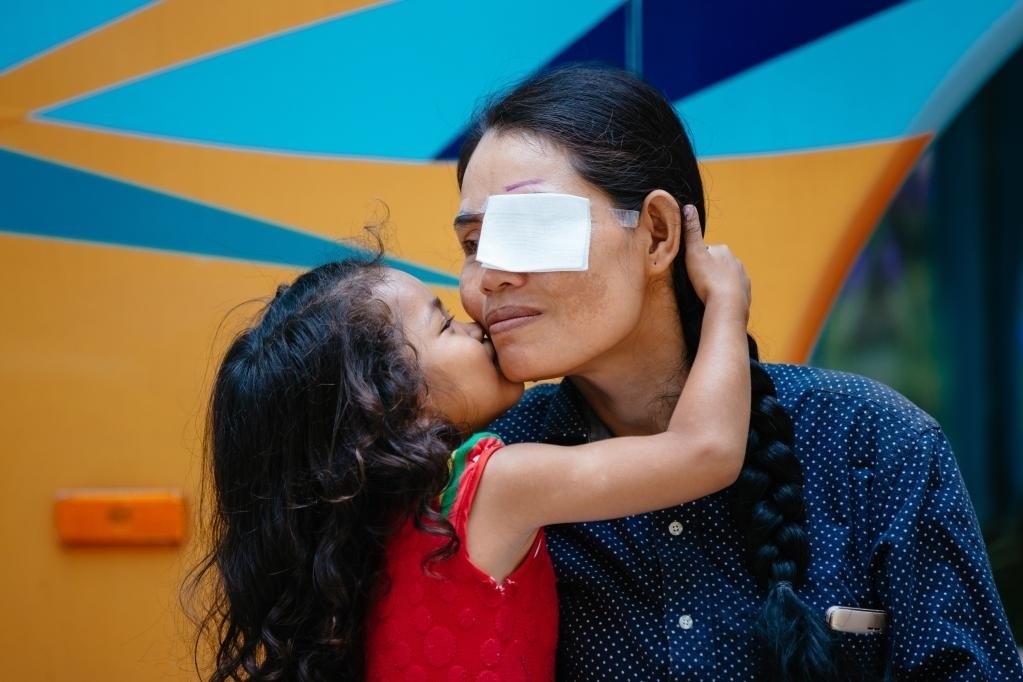 2019年3月15日，在柬埔寨磅湛省醫(yī)院，即將接受白內(nèi)障手術(shù)的患者孫美樂接受女兒的親吻祝福。在接受了中國醫(yī)療隊(duì)的白內(nèi)障義診手術(shù)后，她的視力逐步恢復(fù)，生活有了新的光明和希望。