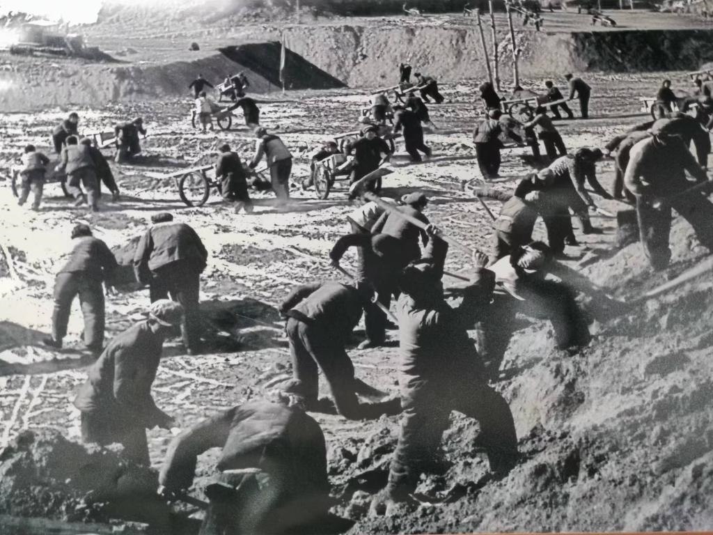 20世紀70年代，高西溝人治理水土流失場景。（資料圖片）