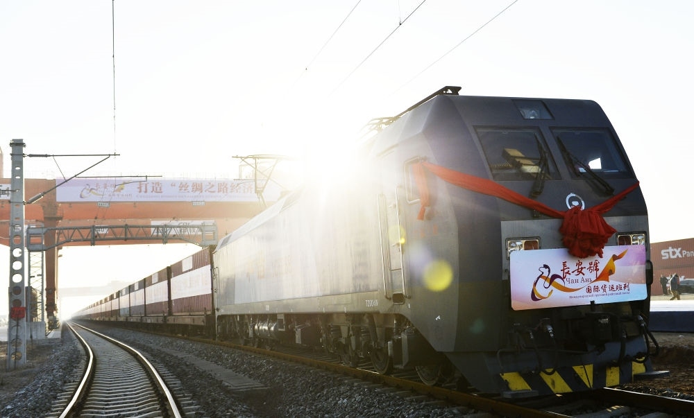 2013年11月28日，首趟由西安發(fā)往哈薩克斯坦阿拉木圖的長安號國際貨運列車等待出發(fā)。新華社記者 劉瀟 攝