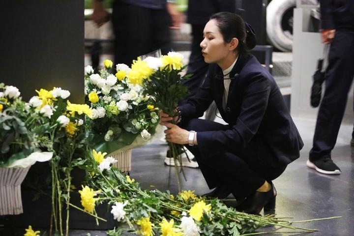 9月18日，工作人員在侵華日軍第七三一部隊(duì)罪證陳列館整理花束。新華社記者 石楓 攝