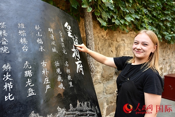 選手金雪花（波蘭）在古堡內(nèi)留影。人民網(wǎng) 盧鵬宇攝