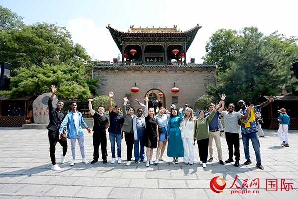 選手們在御書樓前合影。人民網(wǎng) 盧鵬宇攝