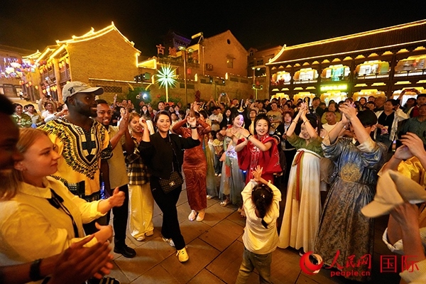 選手們和演員們一起舞蹈。人民網 盧鵬宇攝